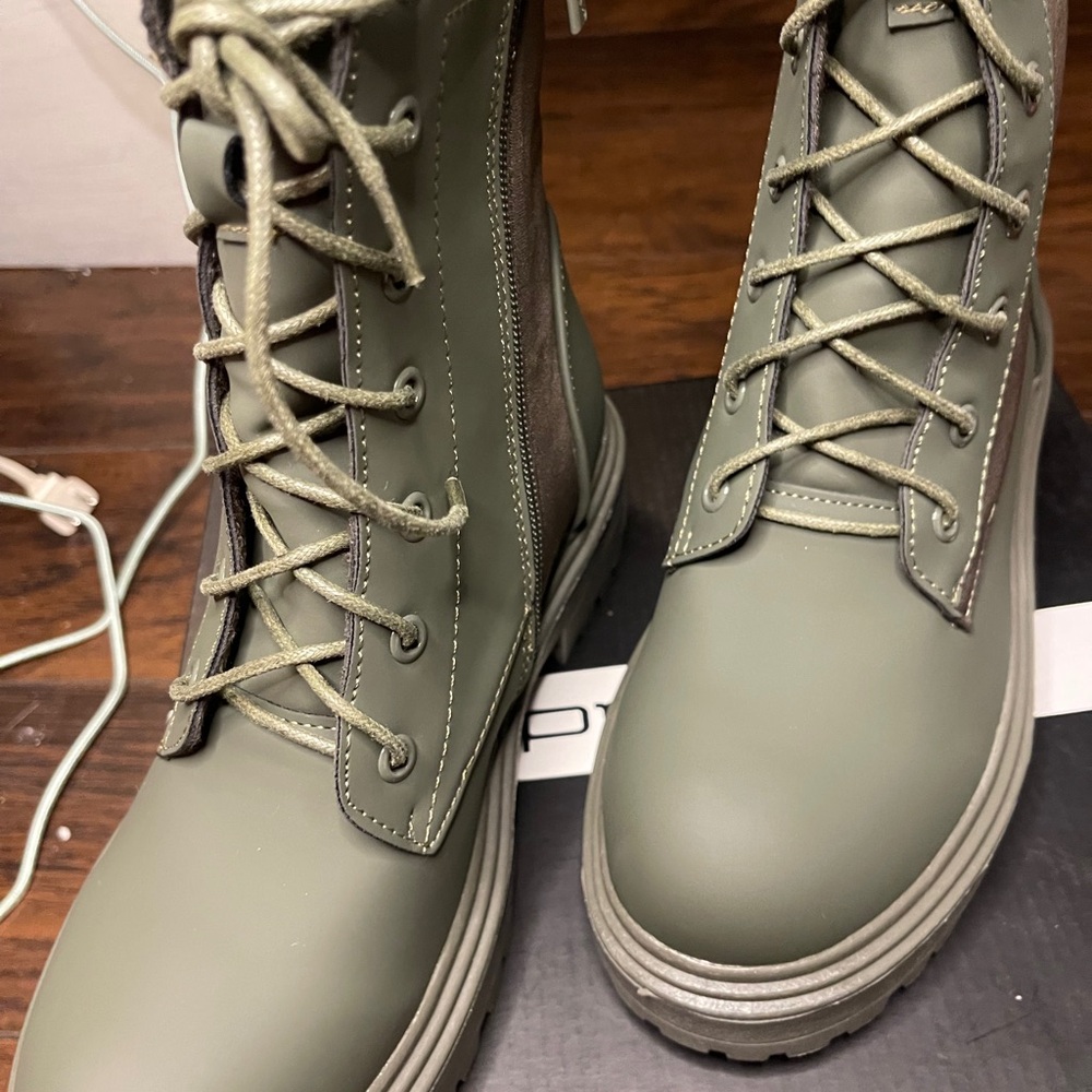 UNILADY.  BRAND NEW IN BOX NEVER WORN SIZE 8    Color: Olive. Style No. BEER-3